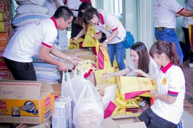 Mang trung thu đến với những trẻ em cơ nhỡ