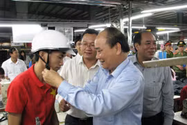 Phó Thủ tướng Nguyễn Xuân Phúc tặng 2.000 mũ bảo hiểm cho công nhân