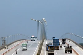 Xin quảng cáo dọc cầu Thanh Trì