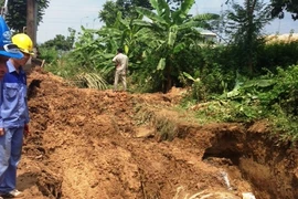 Nước sông Đà lại tạm dừng cấp 3 tiếng để gia cố rò rỉ