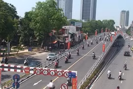 Tặng Bằng khen cho tập thể, cá nhân thi công cầu vượt nhẹ