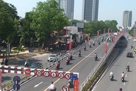 Tặng Bằng khen cho tập thể, cá nhân thi công cầu vượt nhẹ