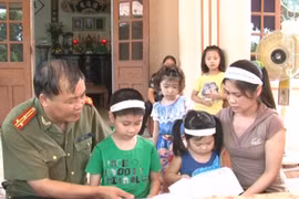 Báo An ninh Thủ đô trao quyết định nuôi con liệt sĩ ở Hải Dương