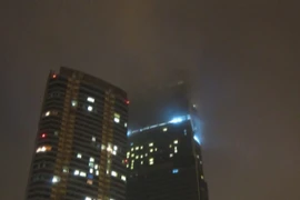 Nhiều cột khói đùn ra từ khu nhà cao tầng Keang Nam