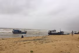 Gần 40 tàu cá bị lũ cuốn trôi