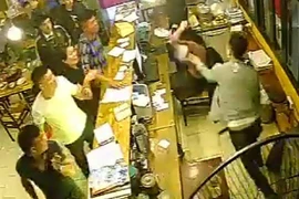 Đang điều tra nhóm thanh niên không trả tiền ăn, đánh nhân viên nhà hàng