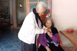 Cảm động chuyện người phụ nữ 12 năm đón thông gia về nhà chăm sóc