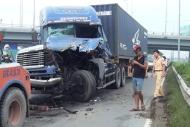 Container nát đầu sau cú tông đuôi xe tải