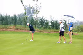 Golf: Đánh chơi cũng có thể trúng... 50 chiếc iPhone 7 Plus