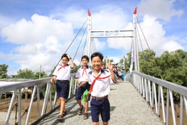 Bạc Liêu nhận bàn giao cầu thép dây văng qua kênh Điền Cô Ba