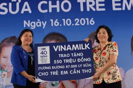Quỹ sữa vươn cao Việt Nam và Vinamilk tiếp tục trao tặng sữa cho trẻ em tại Cần Thơ