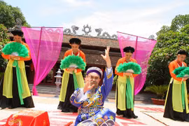 Nghệ sỹ Hồng Vân: "Bầu show xếp hàng mời Xuân Hinh diễn"