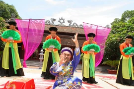 Nghệ sỹ Hồng Vân: "Bầu show xếp hàng mời Xuân Hinh diễn"