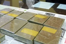 Truy bắt đối tượng “ôm” 10 bánh heroin chạy trốn đường rừng