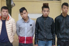 “Tú bà” 9x dùng smartphone điều hành nhóm “chân dài” bán dâm