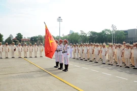 Đoàn đại biểu những điển hình tiên tiến CAND viếng Chủ tịch Hồ Chí Minh