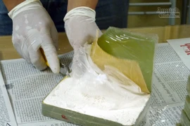 Bắt đối tượng vận chuyển 3 bánh heroin bằng xe máy