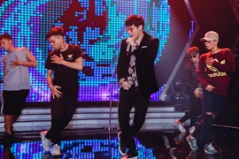 "Nam thần" Rocker Nguyễn lần đầu đứng chung sân khấu cùng Thu Minh, Hồ Ngọc Hà