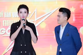 Á hậu Huyền My - MC Thái Dũng thân thiết tại sự kiện