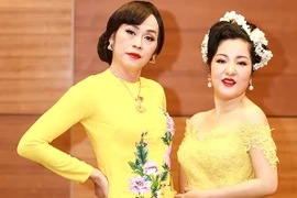 Thúy Nga "đọ dáng" cùng Hoài Linh 