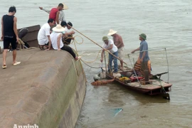 Toàn cảnh vụ lật tàu trên sông Hồng làm 1 người mất tích