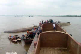 Lật tàu chở cát trên sông Hồng, 1 người mất tích
