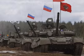 Xem Nga lắp cầu phao dã chiến "cõng" xe thiết giáp vượt sông băng