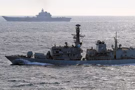 Hơn 50 tàu chiến NATO áp tải tàu sân bay Nga ngoài khơi Syria