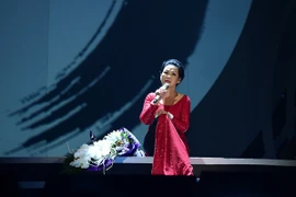 Danh ca Khánh Ly mời Hồ Ngọc Hà đệm đàn và hát chung cùng mình