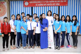 Hoa hậu Đại dương Đặng Thu Thảo giản dị về trường cũ thăm thầy cô