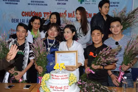 Việt Trinh mừng tuổi bằng cách đem ánh sáng đến 350 người mù tại Lâm Đồng