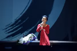 Danh ca Khánh Ly mời Hồ Ngọc Hà đệm đàn và hát chung cùng mình