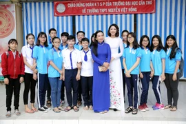 Hoa hậu Đại dương Đặng Thu Thảo giản dị về trường cũ thăm thầy cô