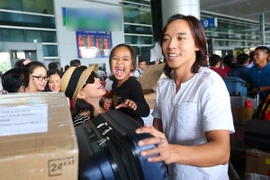 Danh hài Việt Hương ra sân bay đón chồng và con gái