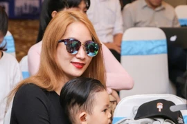 Khánh Thy - Phan Hiển bế quý tử đi ủng hộ chạy bộ từ thiện