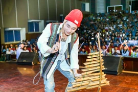 Sơn Tùng diện áo dân tộc, lần đầu chơi đàn T'Rưng