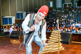 Sơn Tùng diện áo dân tộc, lần đầu chơi đàn T'Rưng