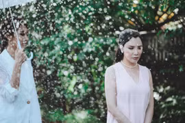 Hồ Quỳnh Hương dầm mưa lạnh ở Đà Lạt để kể chuyện tình buồn