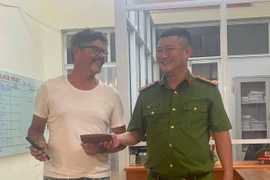 Trao trả tài sản cho du khách Pháp đánh rơi 