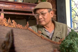 Độc đáo mô hình đình làng bằng gỗ siêu nhỏ