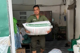 Chiến sĩ Công an xã Đại Xuyên lội nước bế gà, vác gạo cứu dân vùng ngoài đê sông Hồng