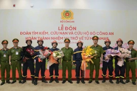 Những hình ảnh xúc động, tự hào tại lễ đón đoàn công tác Bộ Công an trở về từ Myanmar