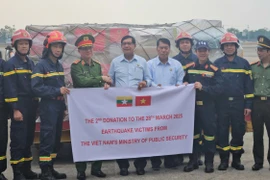 Giây phút chia tay đầy xúc động của đoàn cứu hộ, cứu nạn Việt Nam tại sân bay Yangon, Myanmar 