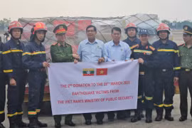 Giây phút chia tay đầy xúc động của đoàn cứu hộ, cứu nạn Việt Nam tại sân bay Yangon, Myanmar 