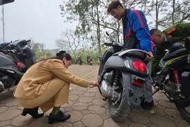 Người dân phấn khởi vì thủ tục đăng ký xe tại Công an phường nhanh, gọn