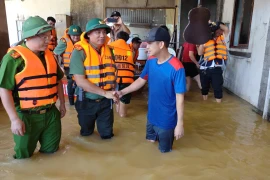 Lãnh đạo CATP Hà Nội thăm hỏi, tặng quà nhân dân bị ảnh hưởng bởi lũ tại xã Trung Giã
