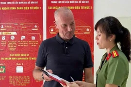 Công an phường Phúc Lợi soạn thông báo song ngữ cấp tài khoản định danh cho người nước ngoài