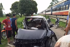 Xe ô tô Vios bị tàu hỏa đâm nát, lái xe bị thương