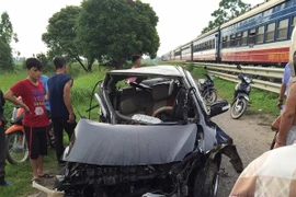 Xe ô tô Vios bị tàu hỏa đâm nát, lái xe bị thương