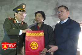 Giám đốc CATP Hà Nội thăm tặng quà tết gia đình chính sách tại huyện Mỹ Đức